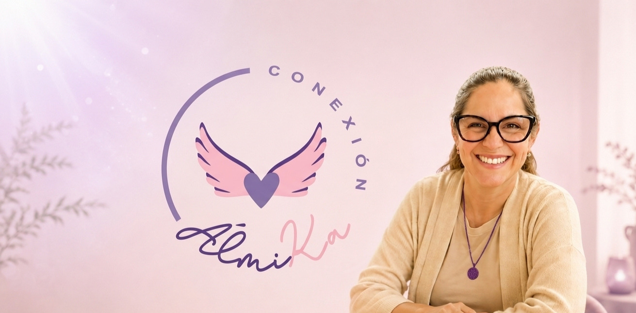 Yani, terapeuta holística de Conexión AlmiKa, sonriendo junto al logo de la marca